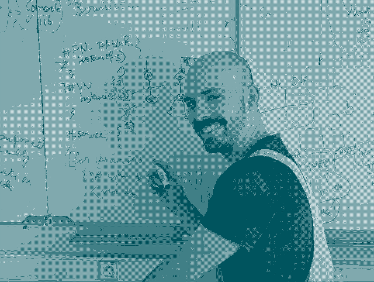 Photo de moi 'dithered' devant un tableau blanc